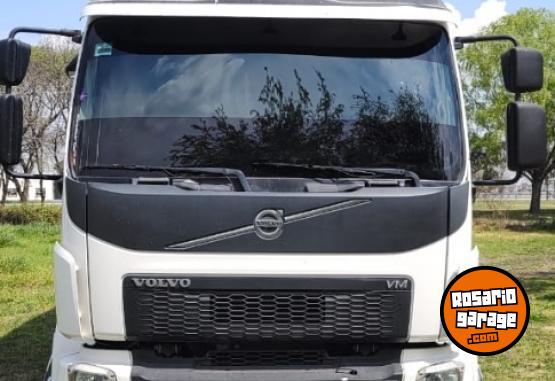 Camiones y Grúas - Volvo VM 270 automático con térmico Lambert o carrocería baranda volcable. - En Venta