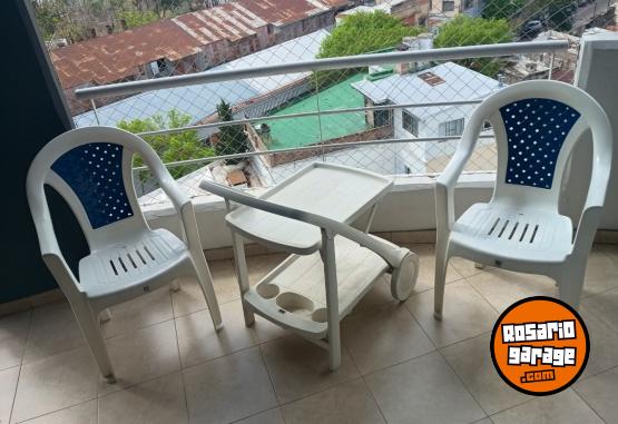 Hogar - Hermoso Juego de Mesa Carrobar con Rueditas y Compartimentos para Bebidas y Dos Sillas Plásticas Apilables Como Nuevas - En Venta