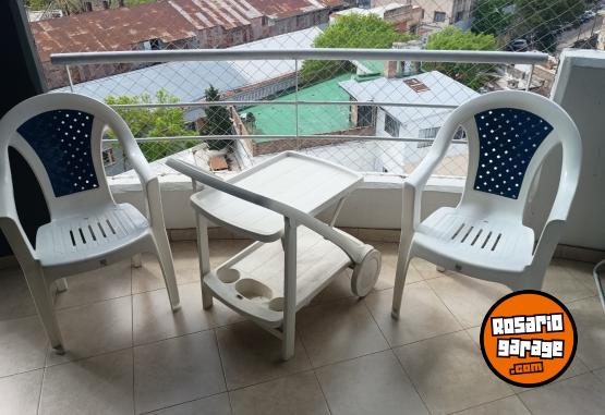 Hogar - Hermoso Juego de Mesa Carrobar con Rueditas y Compartimentos para Bebidas y Dos Sillas Plásticas Apilables Como Nuevas - En Venta