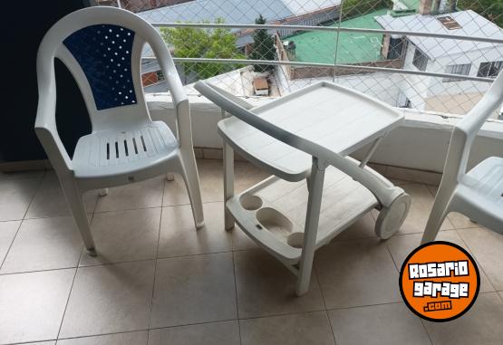 Hogar - Hermoso Juego de Mesa Carrobar con Rueditas y Compartimentos para Bebidas y Dos Sillas Plásticas Apilables Como Nuevas - En Venta