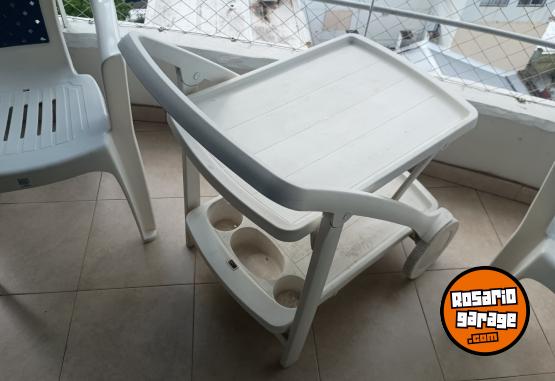 Hogar - Hermoso Juego de Mesa Carrobar con Rueditas y Compartimentos para Bebidas y Dos Sillas Plásticas Apilables Como Nuevas - En Venta