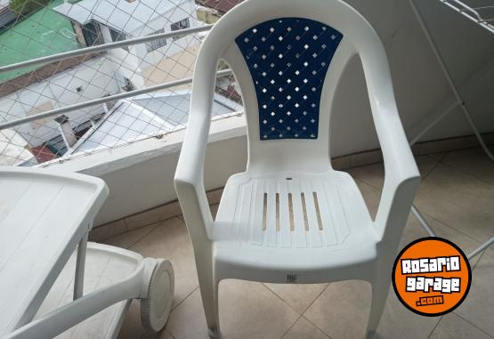 Hogar - Hermoso Juego de Mesa Carrobar con Rueditas y Compartimentos para Bebidas y Dos Sillas Plásticas Apilables Como Nuevas - En Venta