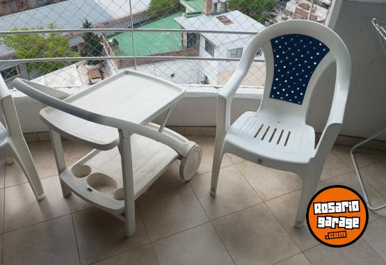 Hogar - Hermoso Juego de Mesa Carrobar con Rueditas y Compartimentos para Bebidas y Dos Sillas Plásticas Apilables Como Nuevas - En Venta