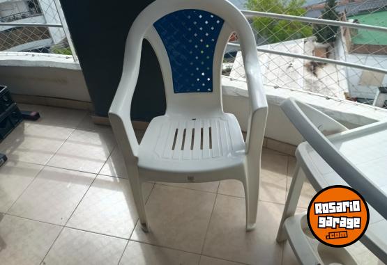 Hogar - Hermoso Juego de Mesa Carrobar con Rueditas y Compartimentos para Bebidas y Dos Sillas Plásticas Apilables Como Nuevas - En Venta