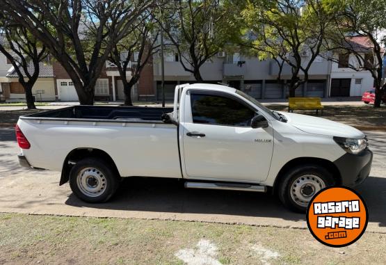 Camionetas - Toyota Hilux C/S DX 2,4 6 MT 2023 Diesel 130000Km - En Venta
