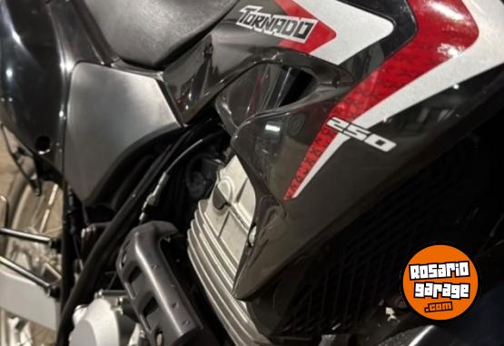 Motos - Honda Tornado 2017 Nafta 7400Km - En Venta