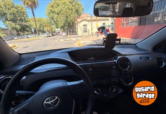 Autos - Toyota Etios 2015 Nafta 92000Km - En Venta