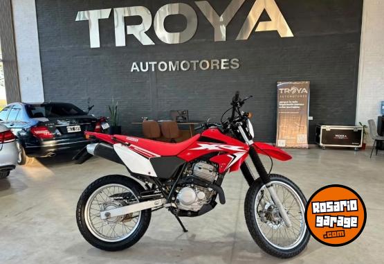 Motos - Honda TORNADO 250 2017 Nafta 32753Km - En Venta