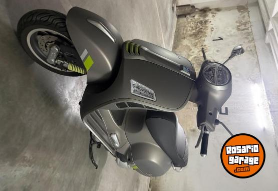 Motos - Vespa 300gts super 2022 Nafta 4000Km - En Venta