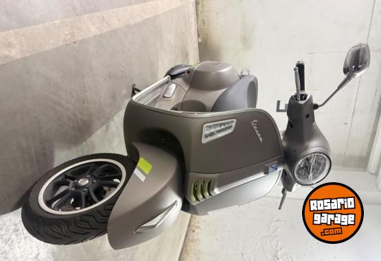 Motos - Vespa 300gts super 2022 Nafta 4000Km - En Venta