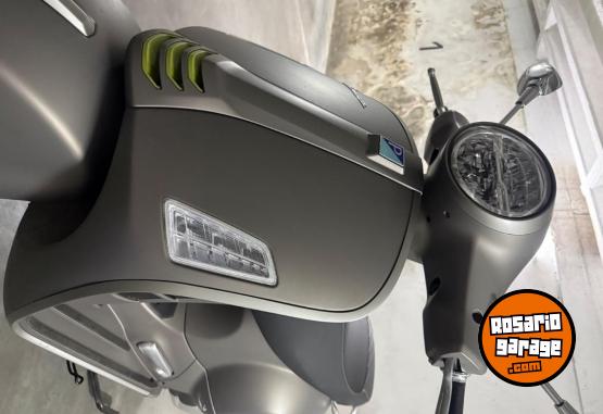 Motos - Vespa 300gts super 2022 Nafta 4000Km - En Venta