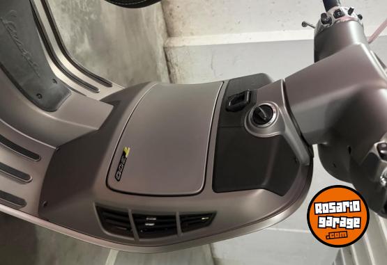 Motos - Vespa 300gts super 2022 Nafta 4000Km - En Venta