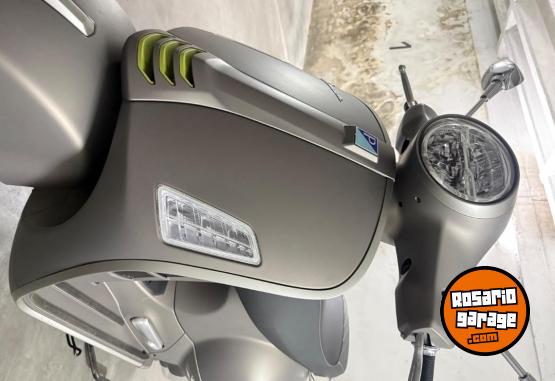 Motos - Vespa 300gts super 2022 Nafta 4000Km - En Venta