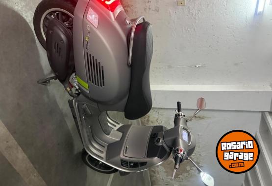 Motos - Vespa 300gts super 2022 Nafta 4000Km - En Venta