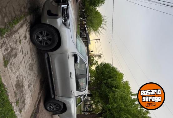 Camionetas - Toyota Hilux Srv 4x2 2022 Diesel 270000Km - En Venta