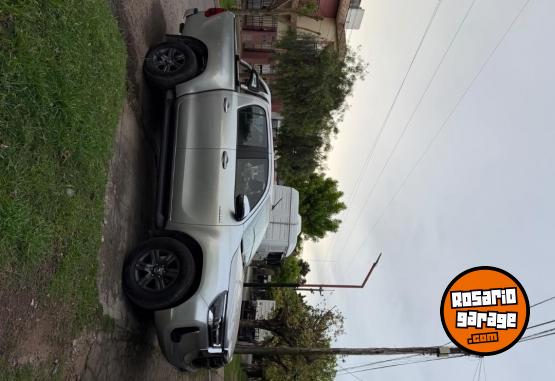 Camionetas - Toyota Hilux Srv 4x2 2022 Diesel 270000Km - En Venta
