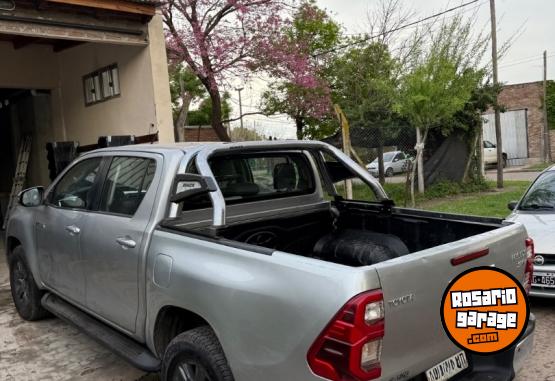 Camionetas - Toyota Hilux Srv 4x2 2022 Diesel 270000Km - En Venta