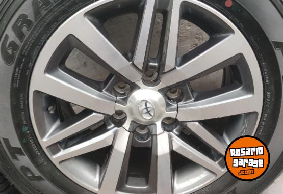 Accesorios para Autos - Llantas 18 Toyota HILUX y SW4 Excelentes. $2.400.000 las 4. NO BAJO PRECIO - En Venta