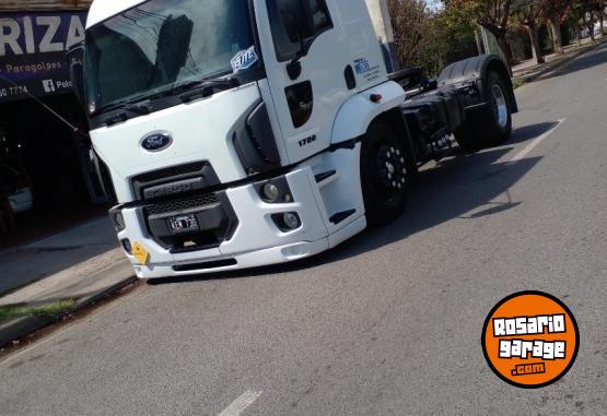 Camiones y Grúas - Vendo Ford cargo 1722e y batea - En Venta