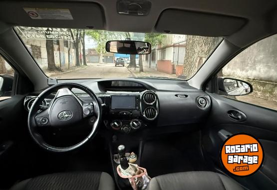 Autos - Toyota Etios 2021 Nafta 76000Km - En Venta