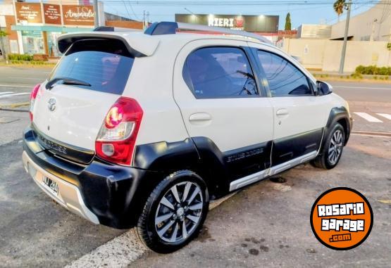 Autos - Toyota ETIOS CROSS 2014 Nafta 122000Km - En Venta