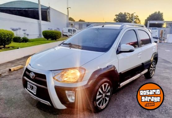 Autos - Toyota ETIOS CROSS 2014 Nafta 122000Km - En Venta