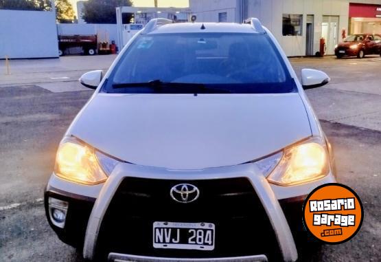 Autos - Toyota ETIOS CROSS 2014 Nafta 122000Km - En Venta