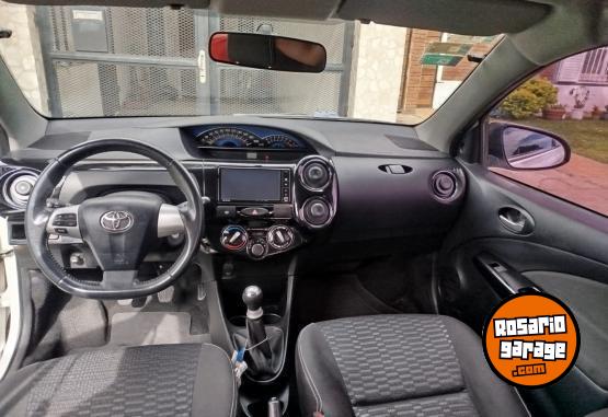 Autos - Toyota ETIOS CROSS 2014 Nafta 122000Km - En Venta