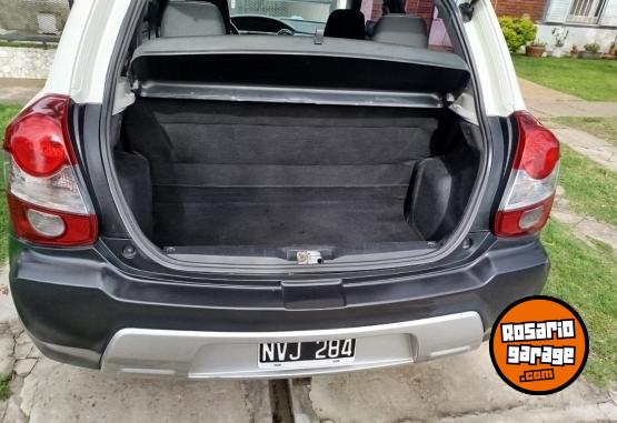 Autos - Toyota ETIOS CROSS 2014 Nafta 122000Km - En Venta