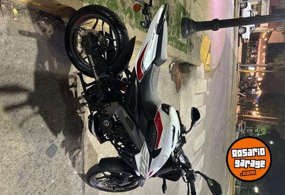 Motos - Bajaj Rouser NS 200 UG 2025 Nafta 7000Km - En Venta