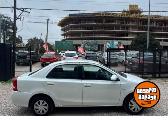 Autos - Toyota ETIOS XS 4P 1.5 2017 GNC 119000Km - En Venta