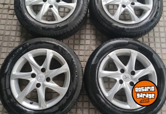 Accesorios para Autos - Llantas 15 Peugeot 208 con Cubiertas SemiNuevas. $450.000 las 4. NO BAJO PRECIO - En Venta