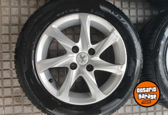 Accesorios para Autos - Llantas 15 Peugeot 208 con Cubiertas SemiNuevas. $450.000 las 4. NO BAJO PRECIO - En Venta