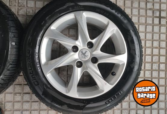 Accesorios para Autos - Llantas 15 Peugeot 208 con Cubiertas SemiNuevas. $450.000 las 4. NO BAJO PRECIO - En Venta