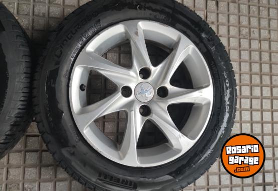Accesorios para Autos - Llantas 15 Peugeot 208 con Cubiertas SemiNuevas. $450.000 las 4. NO BAJO PRECIO - En Venta