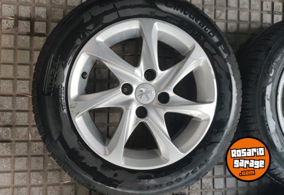 Accesorios para Autos - Llantas 15 Peugeot 208 con Cubiertas SemiNuevas. $450.000 las 4. NO BAJO PRECIO - En Venta