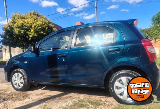 Autos - Toyota Etios xs 2015 Nafta 120000Km - En Venta