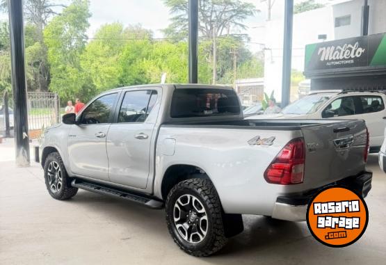 Camionetas - Toyota HILUX SR 4X4 AUT 2024 Diesel 72000Km - En Venta
