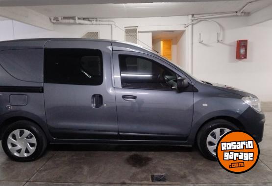 Utilitarios - Renault Kangoo Emotion 5A 2022 Nafta 38000Km - En Venta