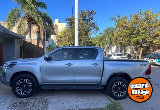 Camionetas - Toyota Hilux Srx 4x4 2023 Diesel 140000Km - En Venta