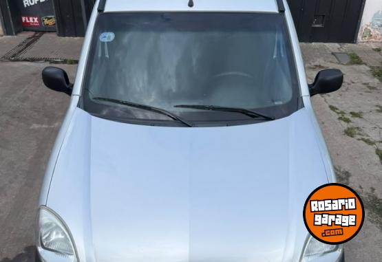 Utilitarios - Renault Kangoo 2016 GNC 145000Km - En Venta