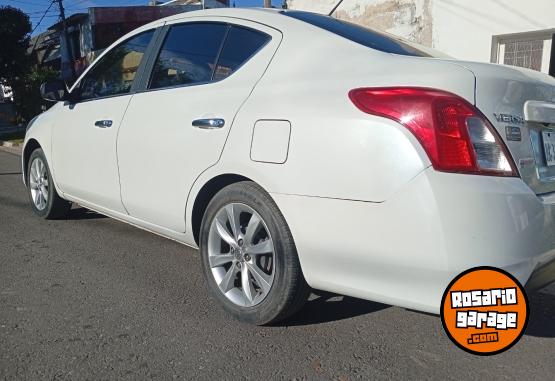 Autos - Nissan versa pure drive f2 2018 GNC 80800Km - En Venta