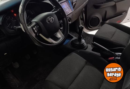 Camionetas - Toyota Hilux DX 2018 Diesel 270000Km - En Venta
