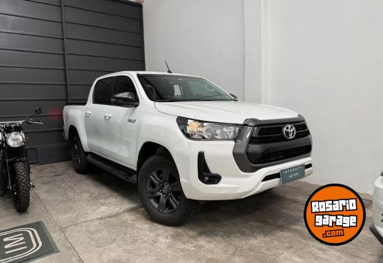 Camionetas - Toyota Hilux SR 2023 Diesel 110000Km - En Venta