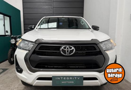 Camionetas - Toyota Hilux SR 2023 Diesel 110000Km - En Venta