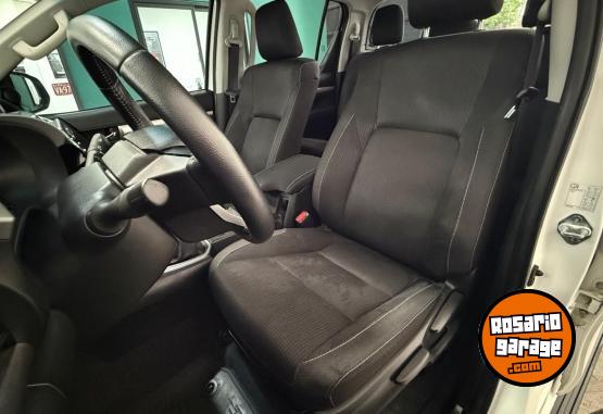 Camionetas - Toyota Hilux SR 2023 Diesel 110000Km - En Venta