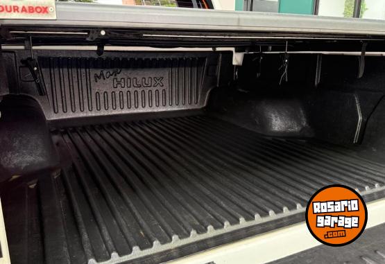 Camionetas - Toyota Hilux SR 2023 Diesel 110000Km - En Venta