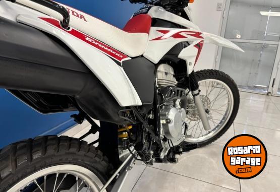 Motos - Honda TORNADO XR 250 2023 Nafta 4900Km - En Venta