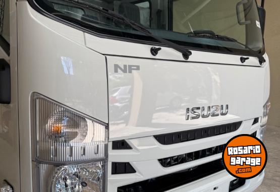 Camiones y Grúas - ISUZU NPR75 DOBLE CABINA - En Venta
