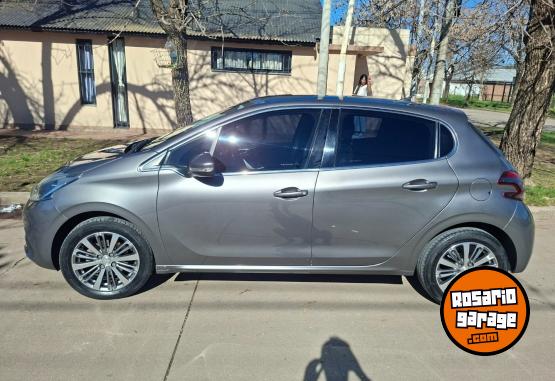 Autos - Peugeot 208 feline modelo 2016 2016 Nafta 142000Km - En Venta